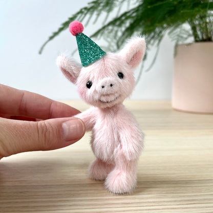 Party piglet with a green party hat