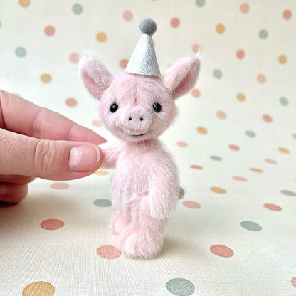 Party piglet with a white party hat